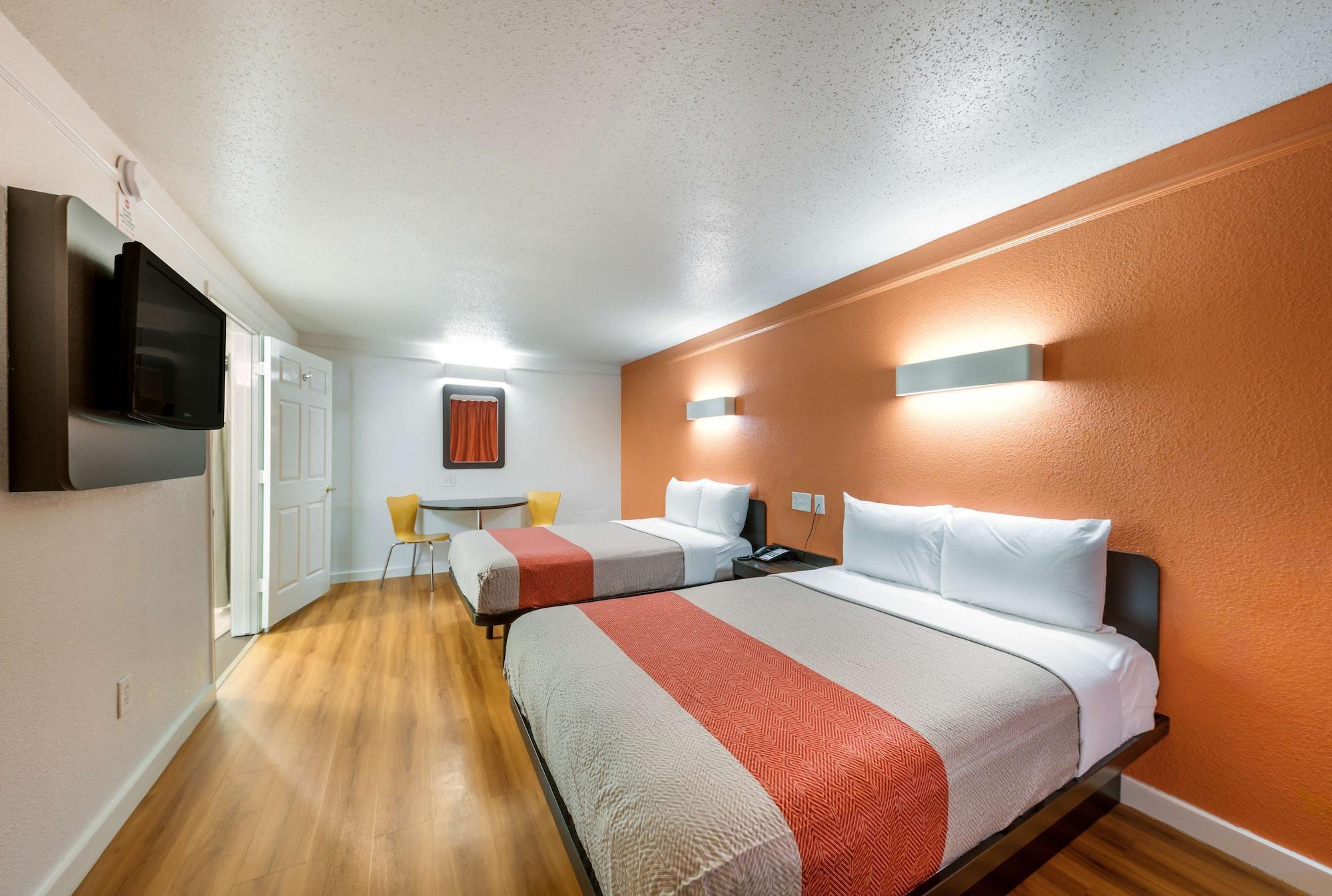 Hotel 6-dallas, Tx - Farmers Branch