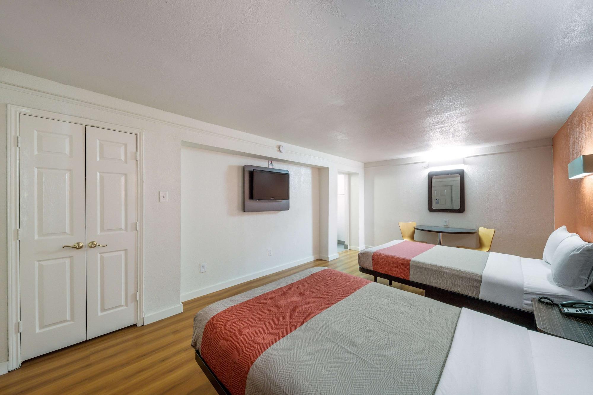 Hotel 6-dallas, Tx - Farmers Branch