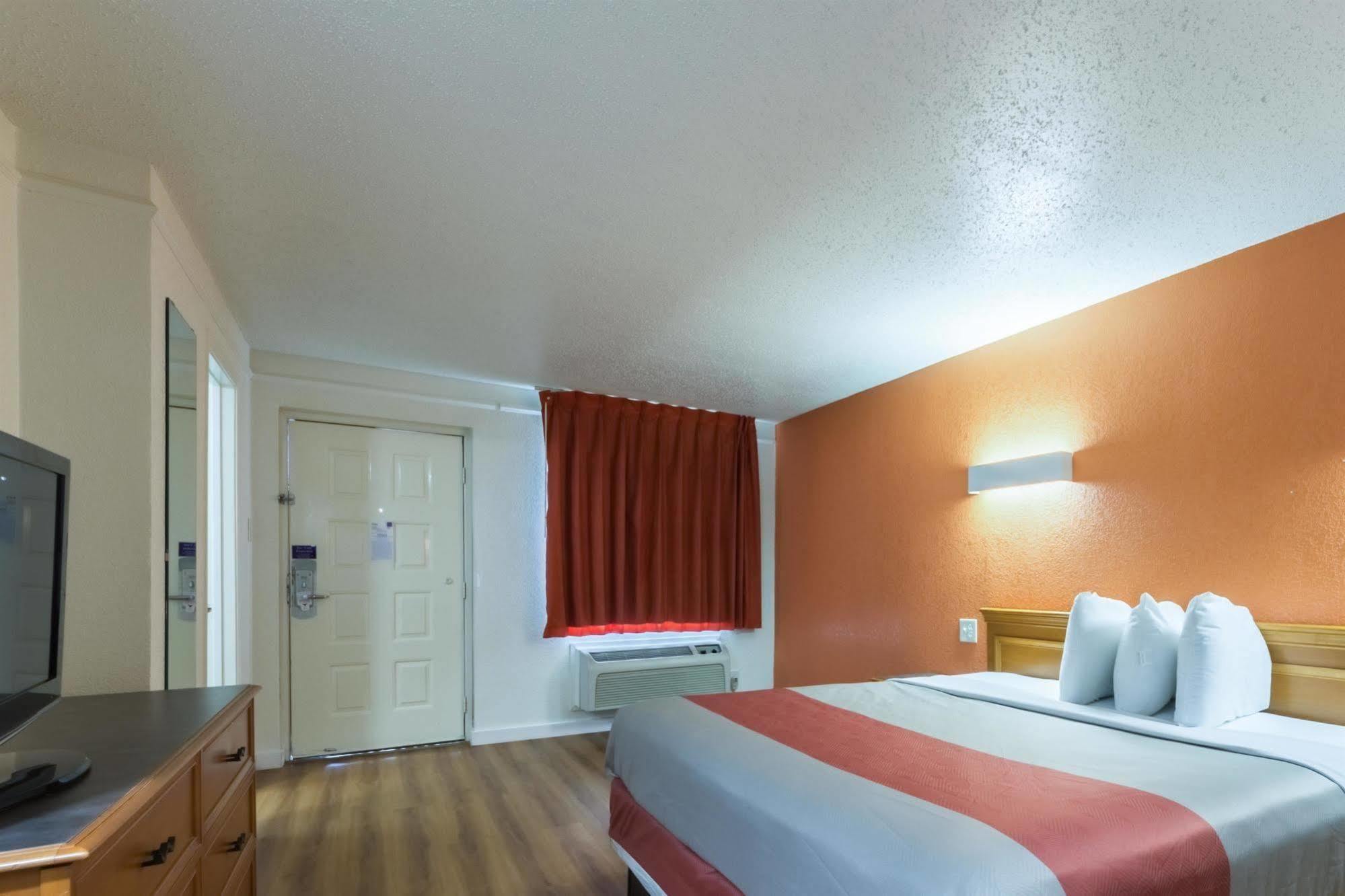 Hotel 6-dallas, Tx - Farmers Branch