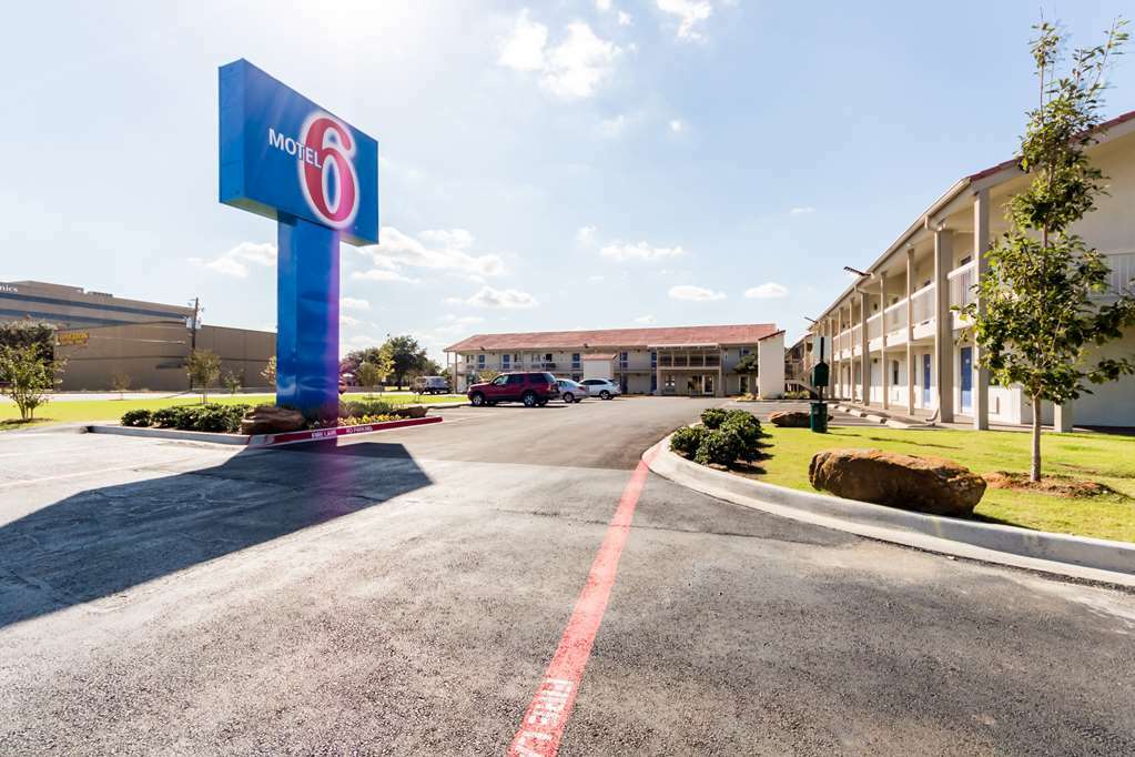 Hotel 6-dallas, Tx - Farmers Branch