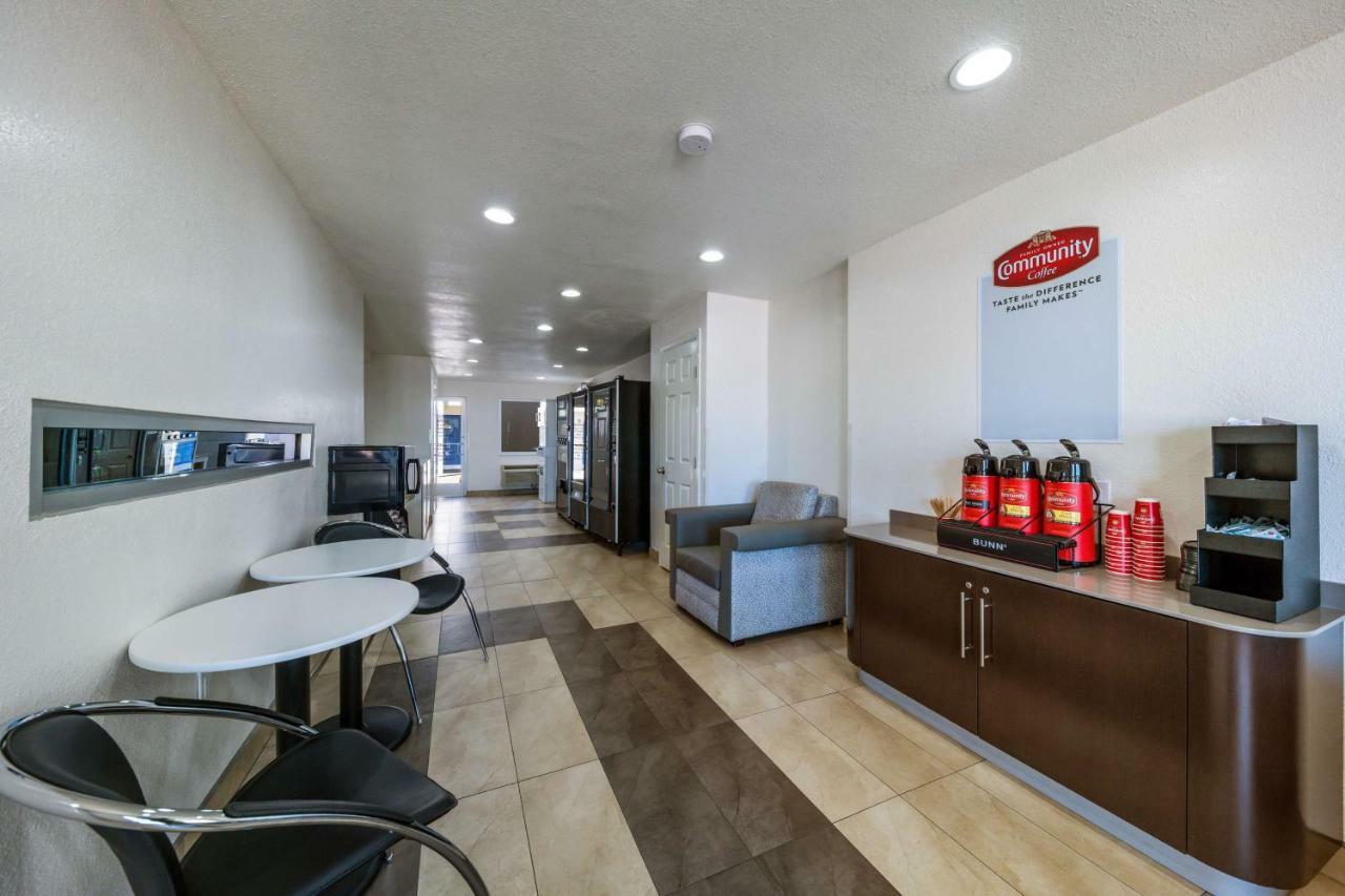 Hotel 6-dallas, Tx - Farmers Branch