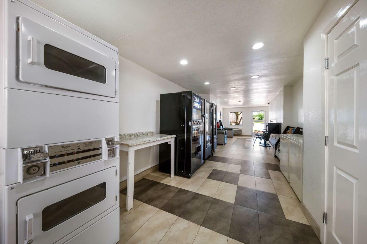 Hotel 6-dallas, Tx - Farmers Branch