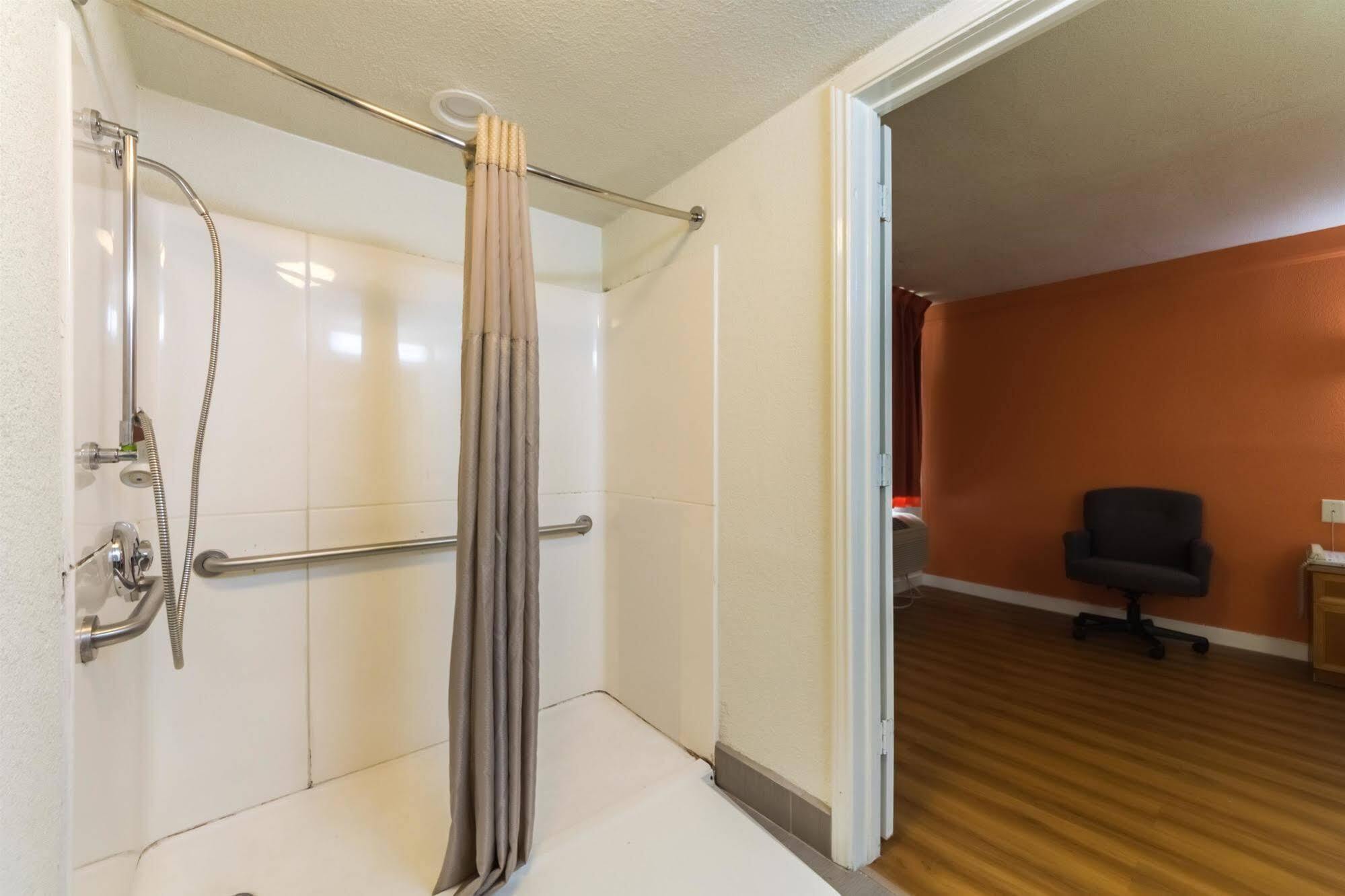 Hotel 6-dallas, Tx - Farmers Branch